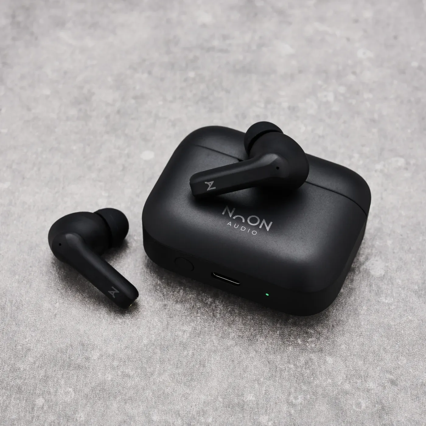 NOON AUDIO ADEPT 7 PRO BLACK AUSTIŅAS
