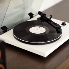 ARGON AUDIO TT-3 White Ortofon OM 5E VINILA PLAŠU ATSKAŅOTĀJS