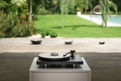 PRO-JECT Debut PRO Black VINILA PLAŠU ATSKAŅOTĀJS