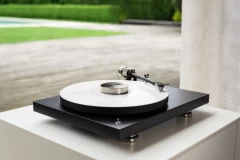 PRO-JECT Debut PRO Black VINILA PLAŠU ATSKAŅOTĀJS