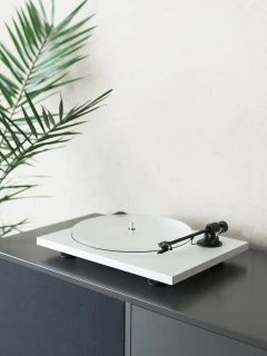 PRO-JECT PRIMARY E PHONO (OM NN) WHITE VINILA PLAŠU ATSKAŅOTĀJS