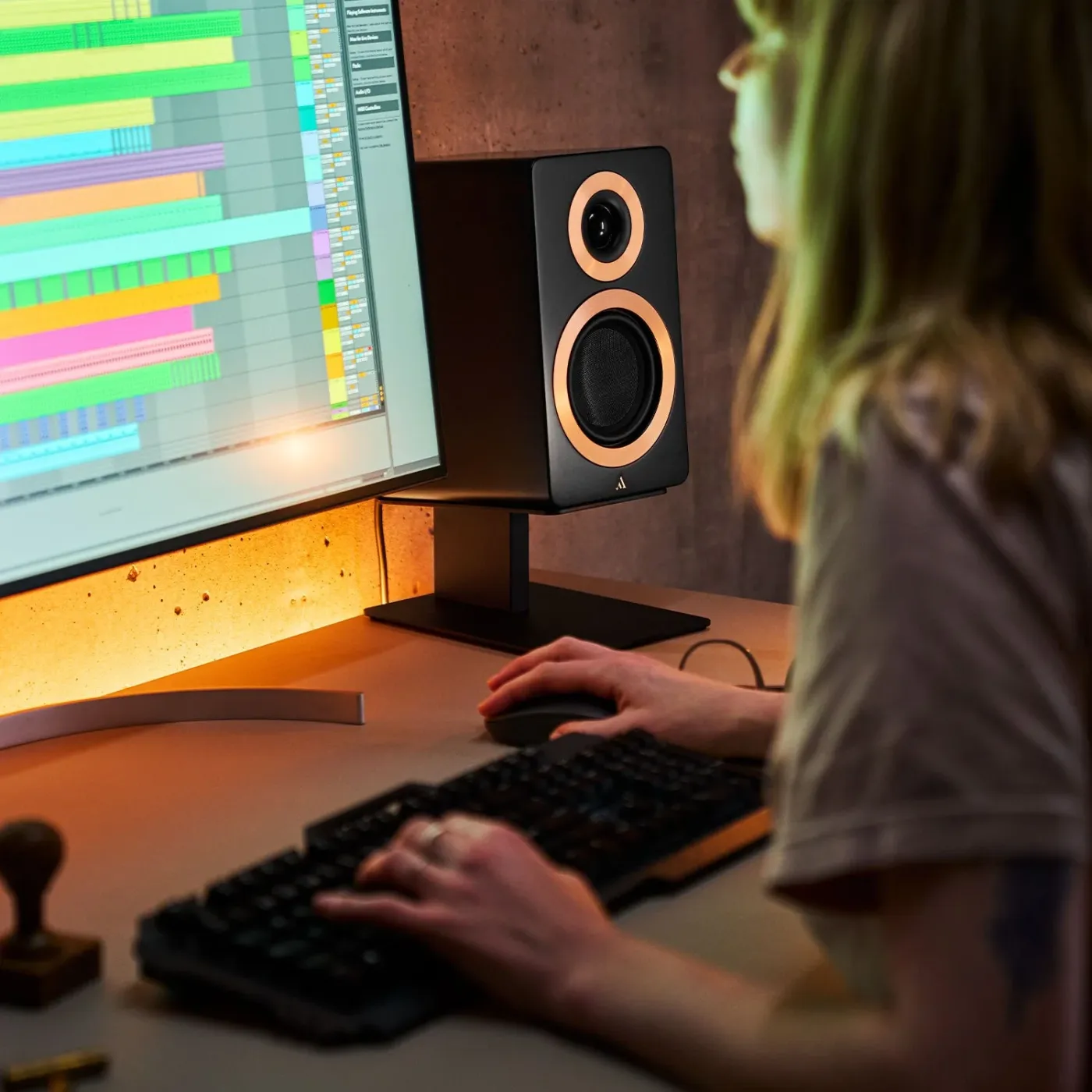ESSENTIALS KONTUR 10 BLACK Speaker Table Stand Akustisko sistēmu statne