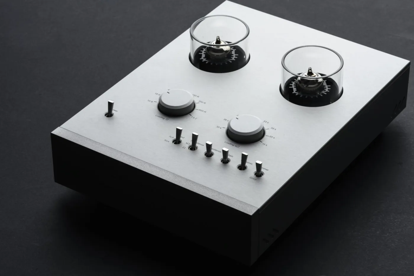E.A.T. E-GLO PETIT B SILVER Phono Stage AKSESUĀRI VINILA ATSKAŅOTĀJAM
